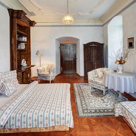Dum Zameckych Kaplanu Hotell Valec Exteriör bild