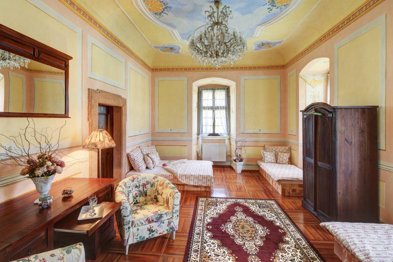 Dum Zameckych Kaplanu Hotell Valec Exteriör bild