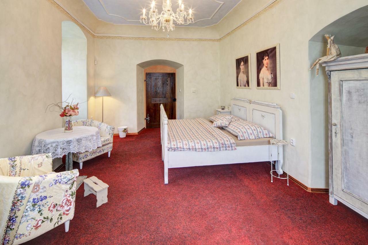 Dum Zameckych Kaplanu Hotell Valec Exteriör bild