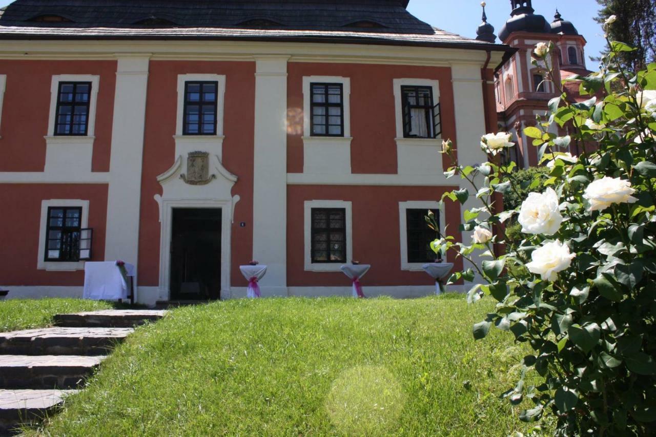 Dum Zameckych Kaplanu Hotell Valec Exteriör bild